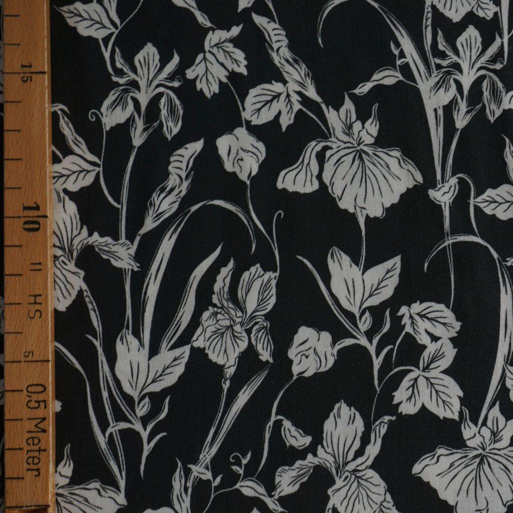 Viskose Lyocell kittweiße Blüten Blätter auf schwarz